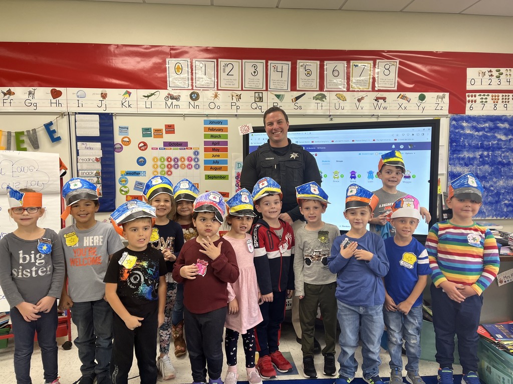 Officer Fane posing for a picture with Mrs. Kanellis's kindergarten class